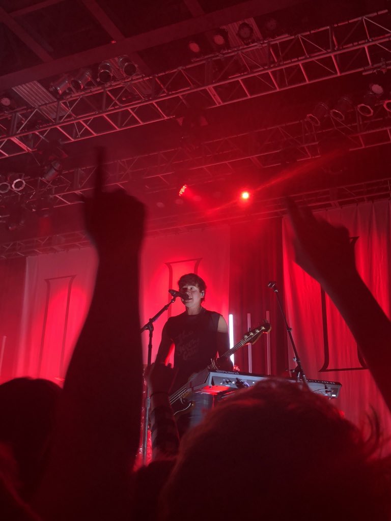 5soswith_fans's tweet image. Chłopcy na dzisiejszym koncercie. Wszyscy wyraźnie byli w dobrych humorach [3] #5SOS3SilverSpring