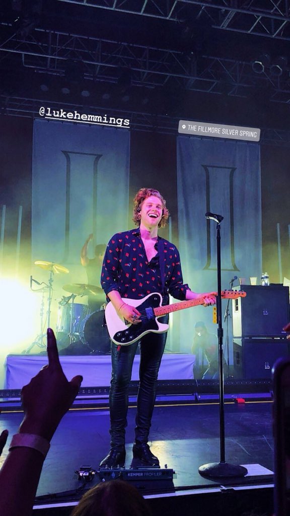 5soswith_fans's tweet image. Chłopcy na dzisiejszym koncercie. Wszyscy wyraźnie byli w dobrych humorach [3] #5SOS3SilverSpring