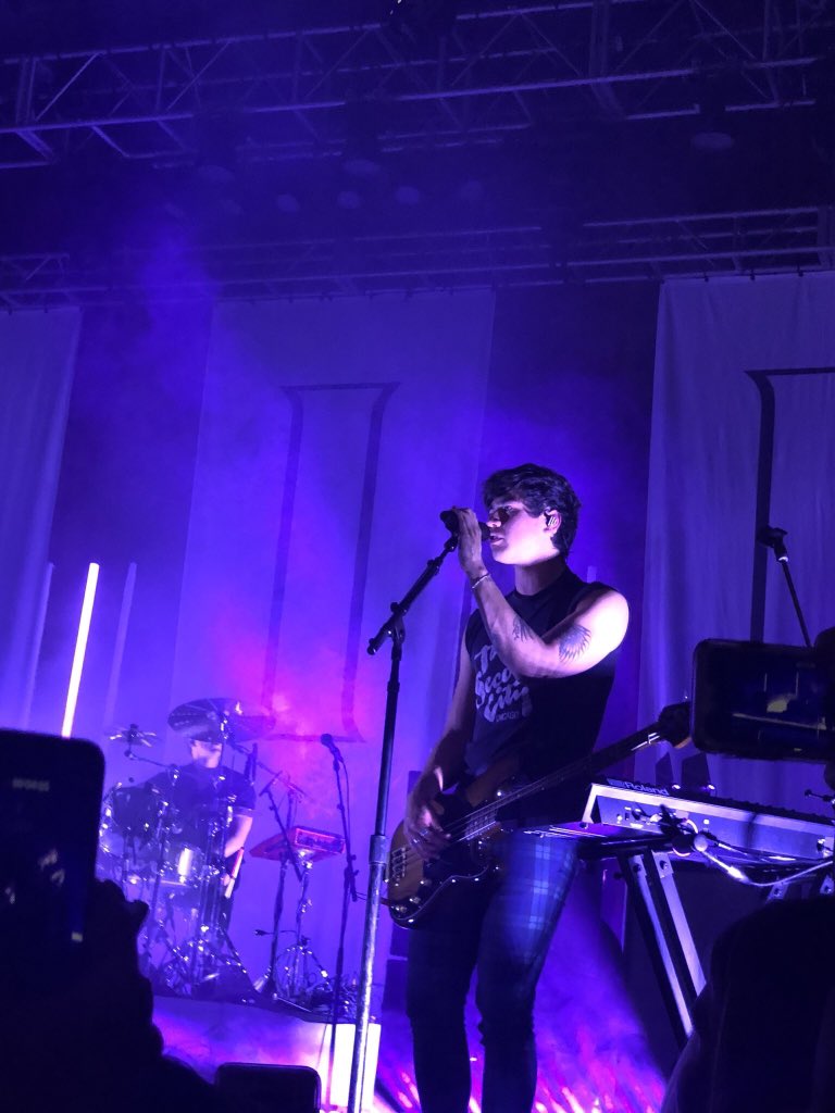 5soswith_fans's tweet image. Chłopcy na dzisiejszym koncercie. Wszyscy wyraźnie byli w dobrych humorach [3] #5SOS3SilverSpring