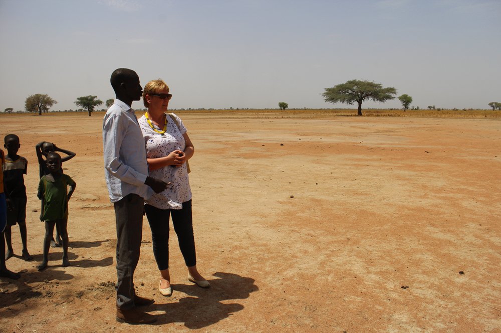 Kijkend over de droge vlakte vertelt Michael zijn dromen voor het jonge Zuid-Sudan. Hij droomt van een toekomst waarin schoon drinkwater voor iedereen beschikbaar is, net als medische zorg. Een toekomst ook, waarin kinderen eenvoudig toegang hebben tot onderwijs #TripSouthSudan
