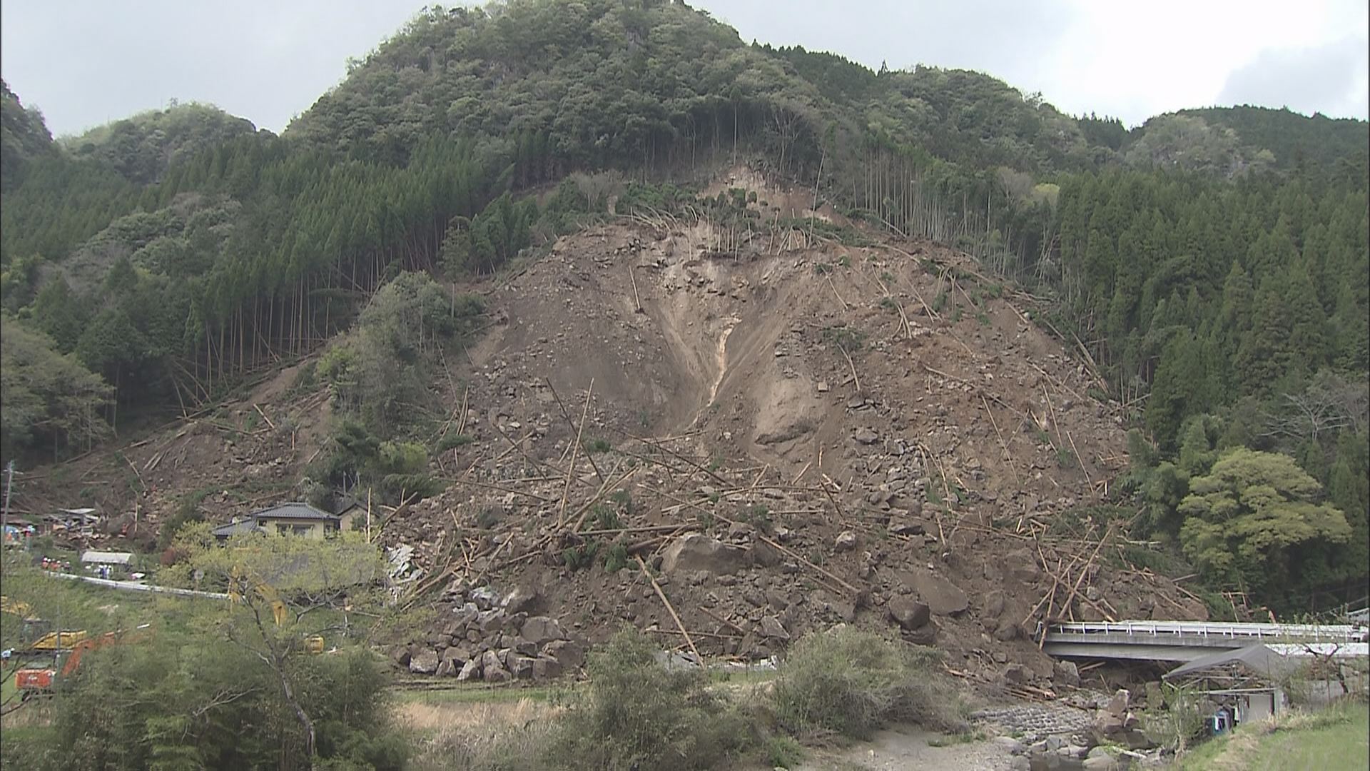 Twitter 上的 News23 大分県中津市で起きた山崩れは 今も５人が安否不明です 直前に雨はほぼ降っていませんでした では なぜ山は崩れたのか 意外な原因が浮上しています 専門家に聞きました 今夜１１時１０分からの News23 で詳しく 耶馬溪 山崩れ