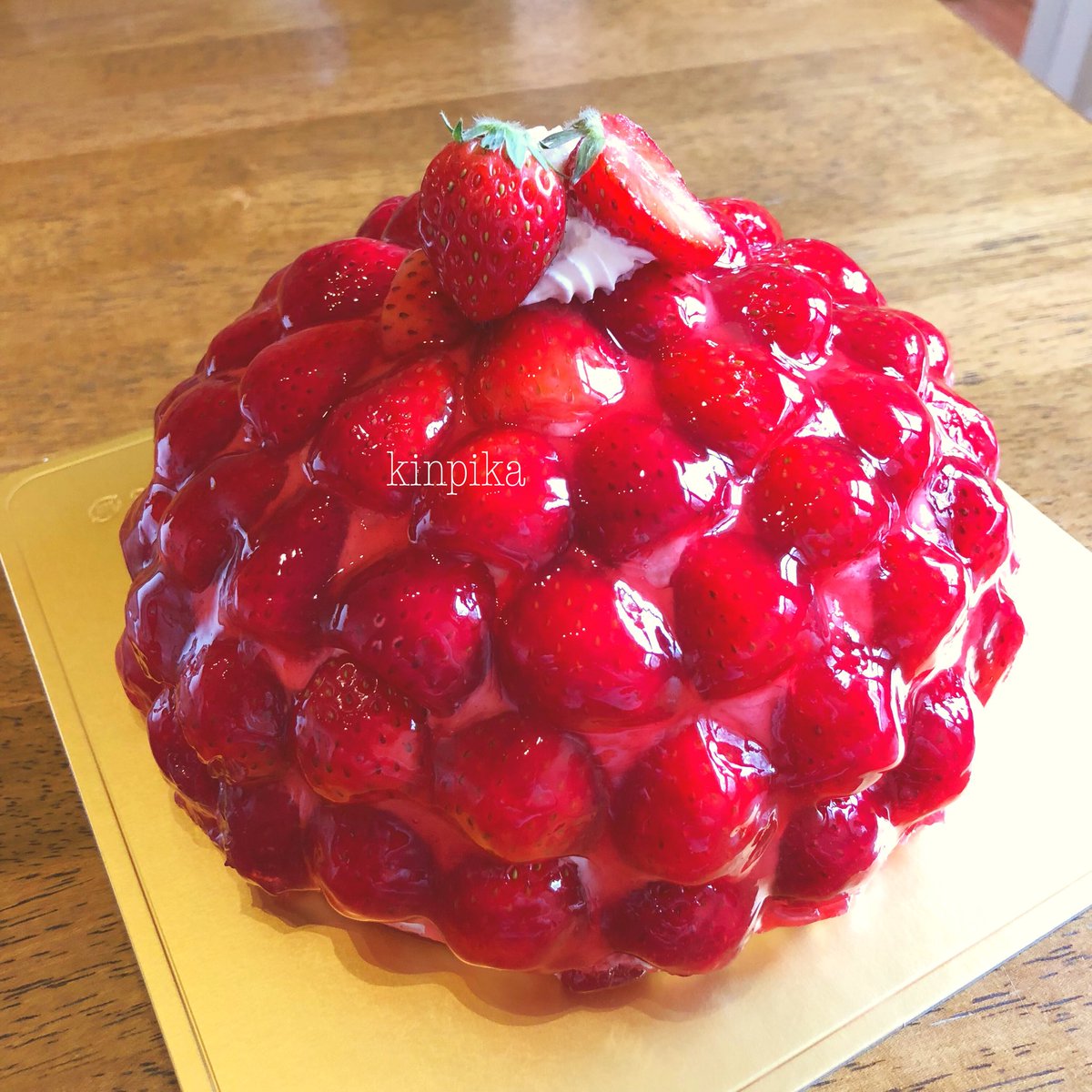 きん Pa Twitter 還暦のお祝い用に イチゴで真っ赤に とのご予約 ショートケーキのまわりに 総勢40粒ほどのイチゴが ベリーのゼリー でコーティングして真っ赤になりました