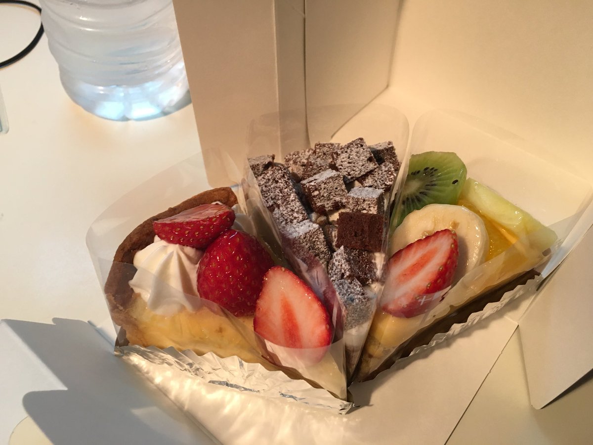 三遊亭 楽大 Na Twitteru 明日退院します んで今日 知り合いが餌付け いや お見舞いに来てくれました お見舞いに来てもらえると 嬉しいもんですね とりあえず寝る前に生菓子は食っちまうか 落語 入院 手術 アキレス腱 お見舞い ケーキ プリン