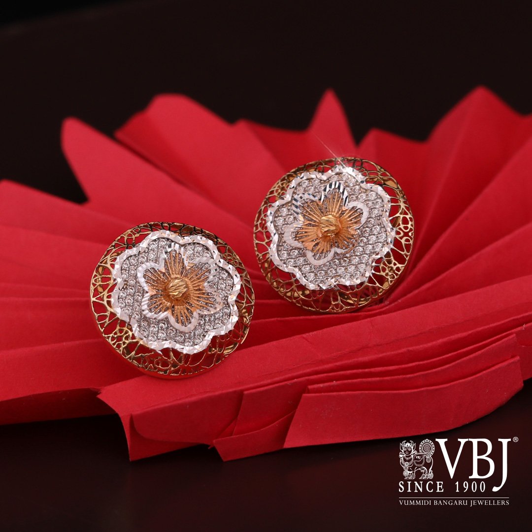 Pull your hair back into a sleek ponytail and wear these stylish studs to give your outfit a feminine touch! 

Gross Weight: 6.220 grams
Gold Purity: 18kt

#earrings #gold #goldearrings #goldstuds #floralearrings #vbj #vbjmoments #vbj1900 #vummidibangarujewellers