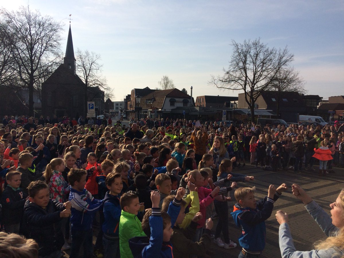 Losserse kids laten hun muzikale kant zien #toppers# flashmob#feestjeindezon