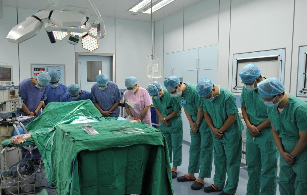 JeremyCraneMD's tweet photo. We don’t perform this ritual but the sentiment is the same. #Transplant surgeons are profoundly respectful of donors and their families. Transplantation is often the only ray of hope springing from tragedy @NHSBT @NHSOrganDonor #NHS @kidneycareuk @ImperialNHS https://t.co/BprO5Q8JoZ