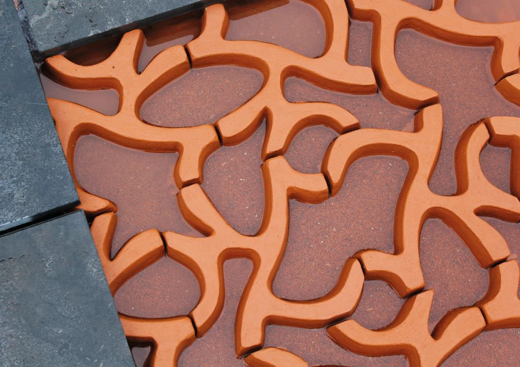 Onderhouden van de #flood-tegels moeilijk? Welnee! “We beheren de Rain(a)Way tegels tegelijk met de vaste planten, zo’n tien keer per jaar. Met een bladzuiger zuig je eventuele bladeren of zwerfafval zo op. Het gaat heel makkelijk!” - Rob Luyk, beheer Katshoek Garden #wedesign