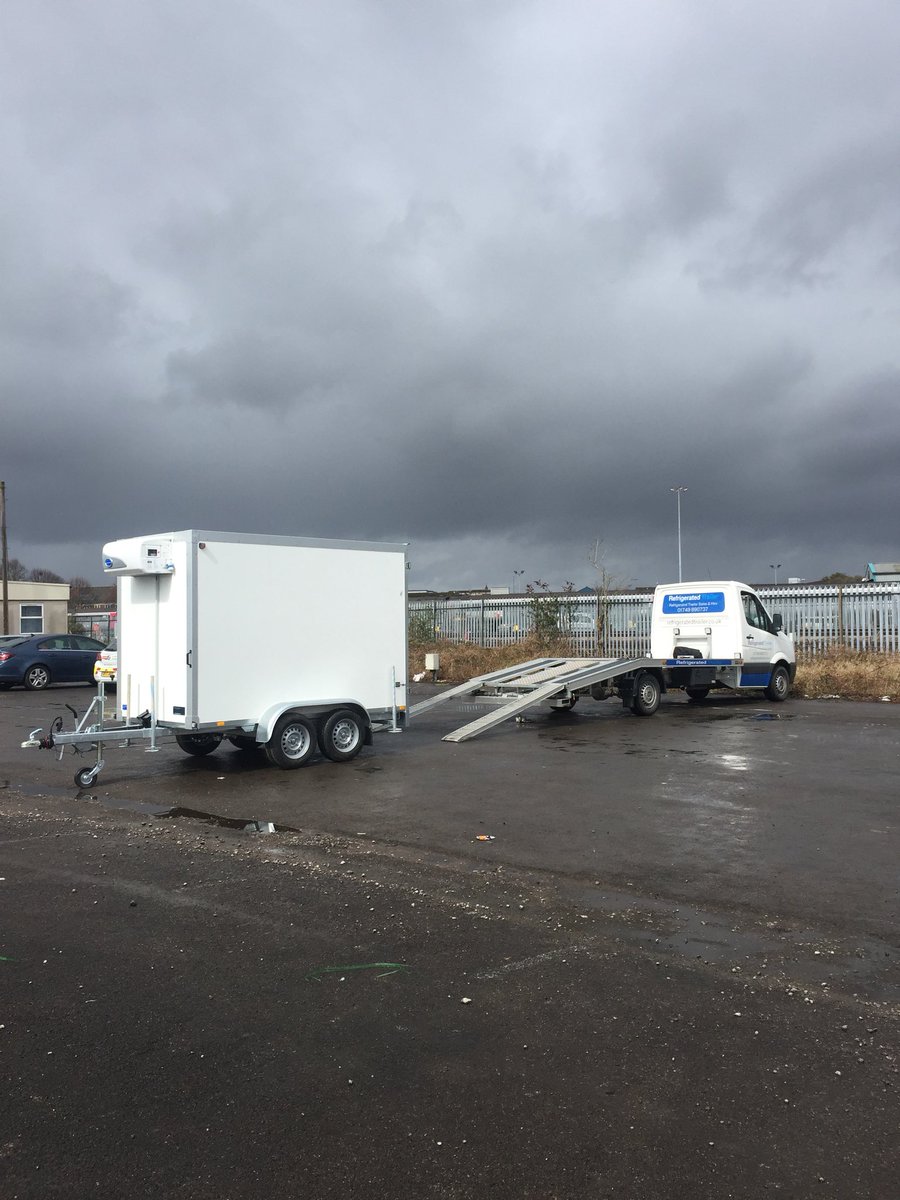 Will_Fridge's tweet photo. Unloading and loading in the wet βοΈ π§
#fridge
#trailer
#freezer
#cooltrailers
#rain
#deliverys
#freshstock
#buyme
#hireme
#britishsummertime https://t.co/6zAj0AzbN7