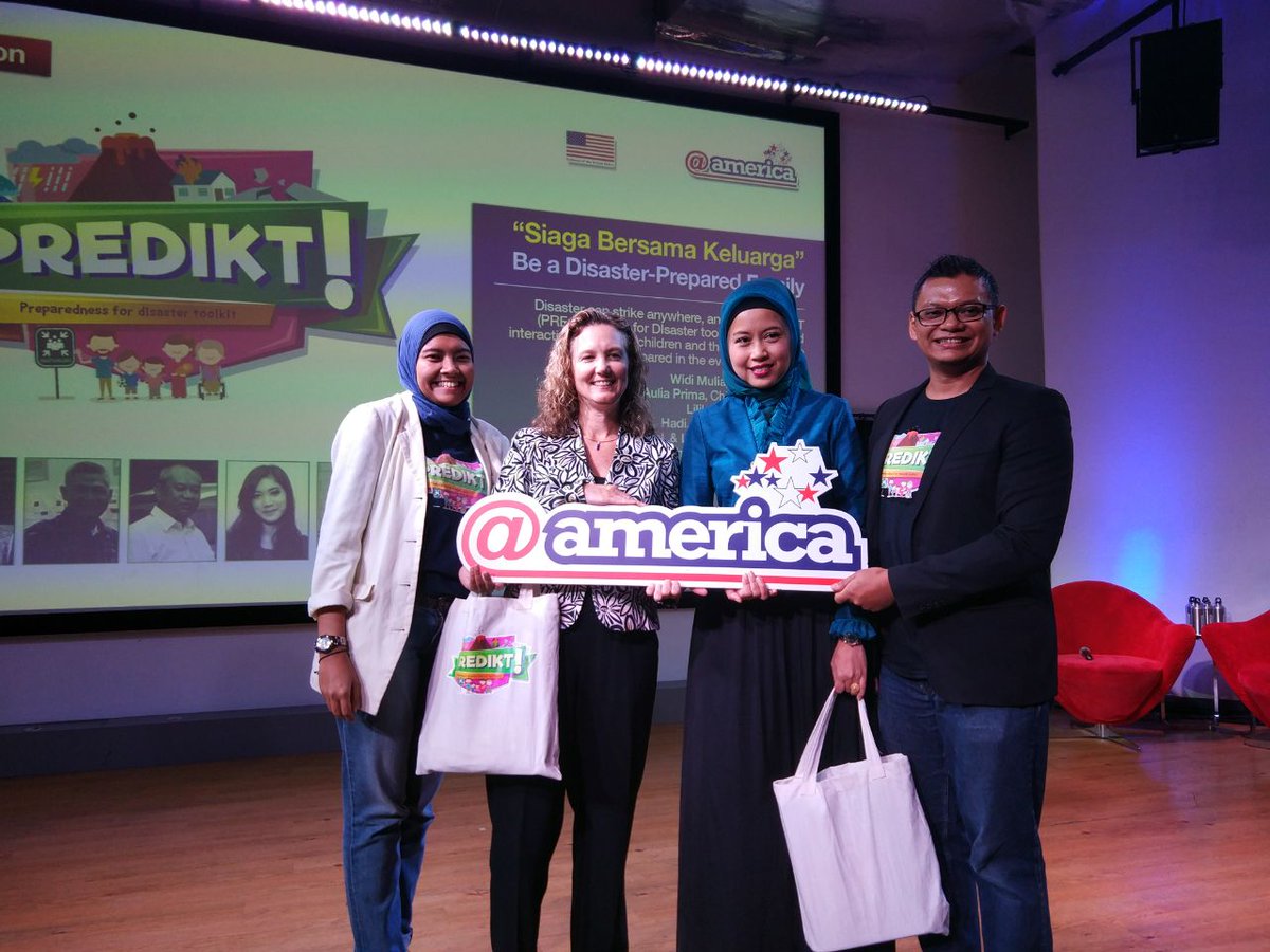 Penyerahan token of appreciation bersama #PREDIKT dan <a href="/atamerica/">@america</a> :) 
 #SiagaBersama
