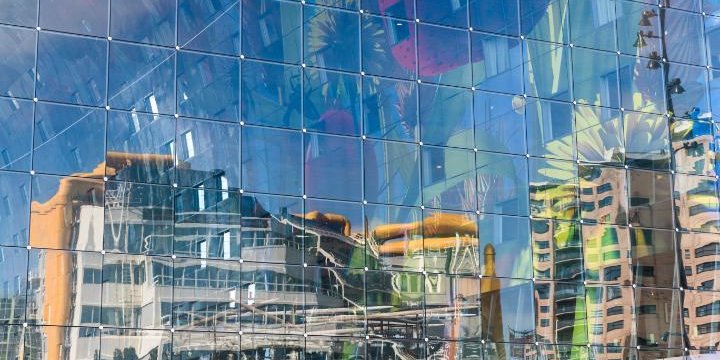 Shell_Nederland's tweet photo. #Rotterdam verlegt de focus naar een toekomst met volop bedrijvigheid maar minder COโ. Lees er alles over in de nieuwe #ShellVenster. https://t.co/olQxvbNwXi https://t.co/aInosnkuzD
