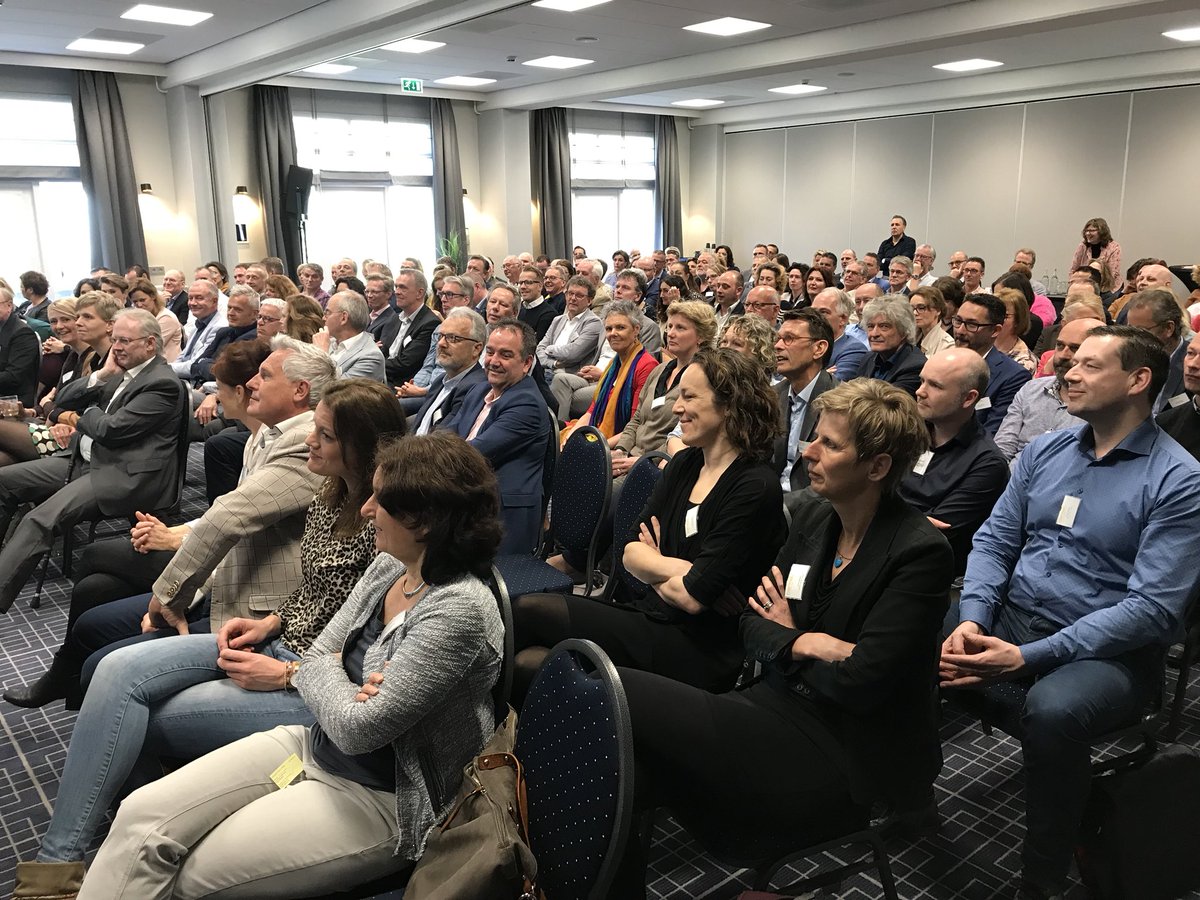 stgcarmel's tweet photo. De #SLdag is begonnen! Voorzitter @KarinVanOort trapt af met Carmelleerling Jordy van @LAKStweets. Nu aan het woord: keynotespreker @thebandb. Twitter mee via #SLdag! https://t.co/263FK7tAuP