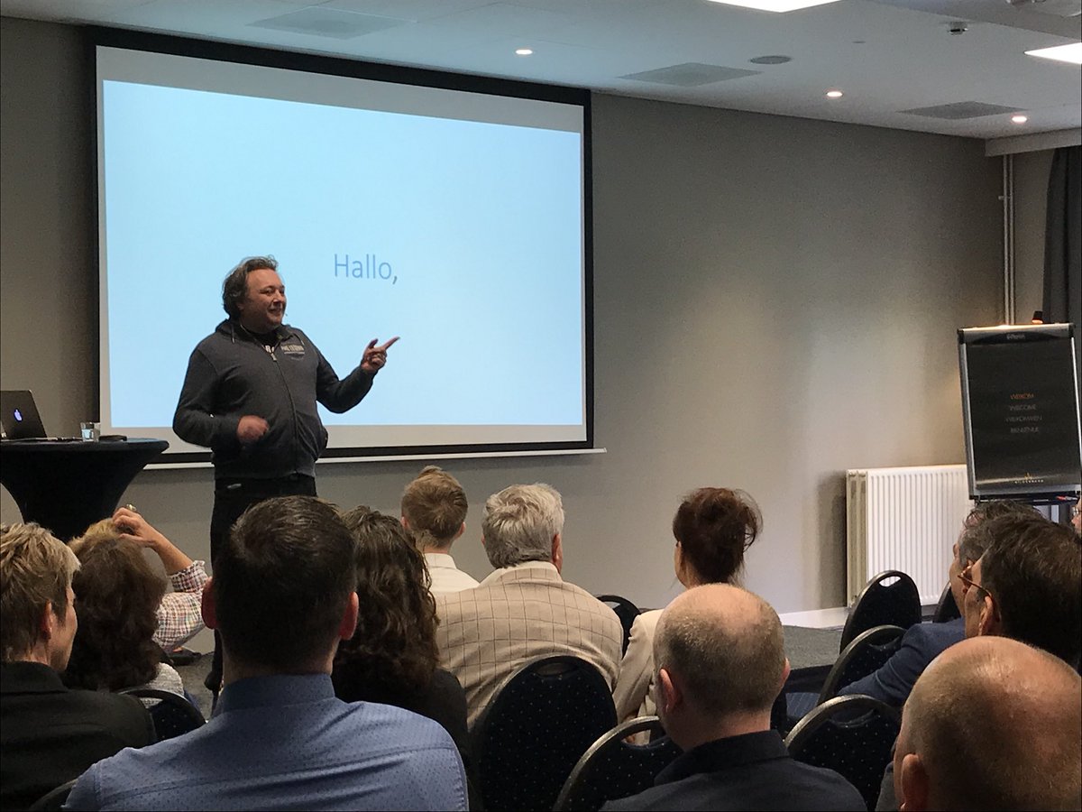 stgcarmel's tweet photo. De #SLdag is begonnen! Voorzitter @KarinVanOort trapt af met Carmelleerling Jordy van @LAKStweets. Nu aan het woord: keynotespreker @thebandb. Twitter mee via #SLdag! https://t.co/263FK7tAuP