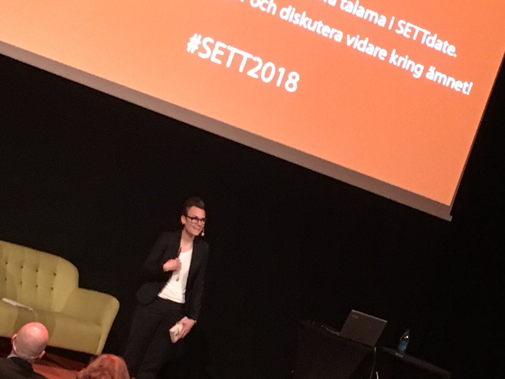 _nicke_nyfiken's tweet photo. Vi börjar med Matilda Westerman och en liten saga om mormor o superhjältar.
#SETT2018 https://t.co/7onmsVNJfs