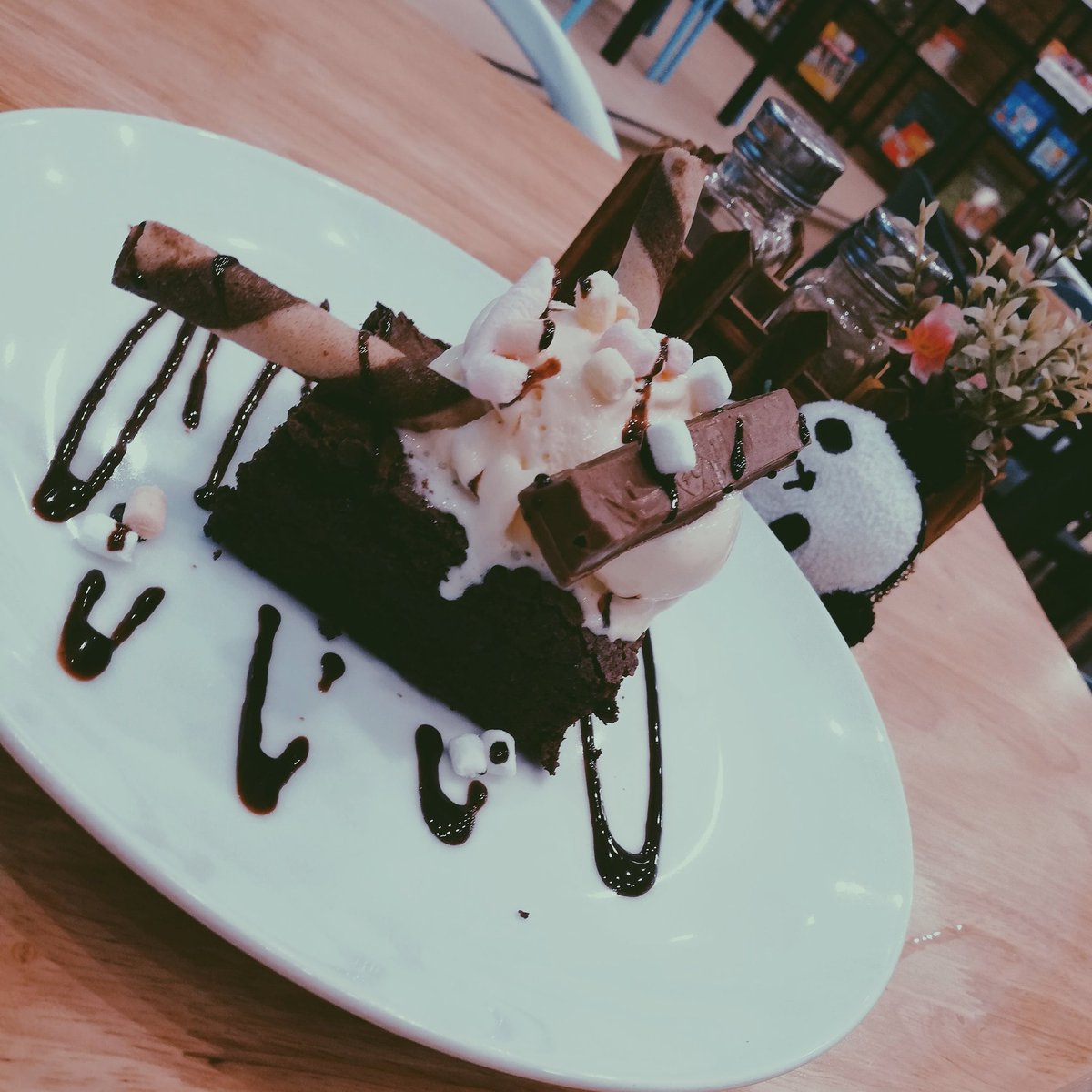 charinaclarisse's tweet photo. 🐼 #MakingSadPandaSmile #QuestForHappiness #SadPanda #GiftAvenueCafe #browniealamode https://t.co/RKZz8fbotF
