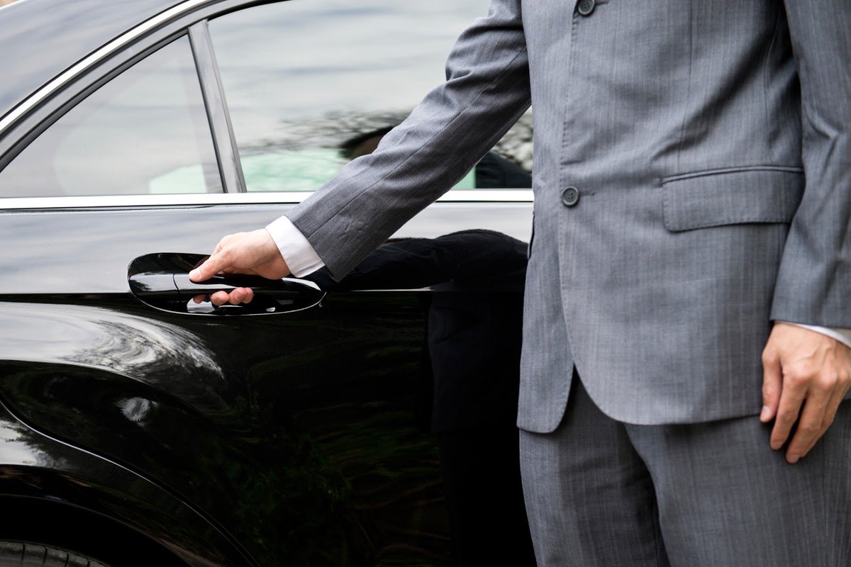 AsterRide's tweet photo. Sometimes driving can be fun—other times, it’s nice to sit back, unwind and let a professional chauffeur take the wheel and drive you where you need to be. #corporatetransfer #corporatelimo #asterride https://t.co/N4SsQsSLdS