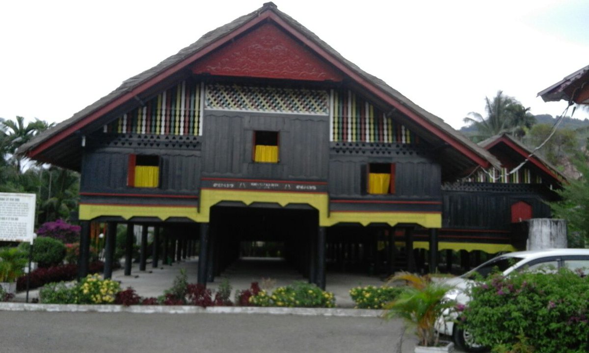 lasenas2018's tweet photo. Rmh CutNyakDien trletak diDesa Lampisang.Berbentuk rmh panggung dgn puluhan tiang kokoh sbg penyangga.Dindingnya tersusun dr bilahan papan brwrna gelap.Semakin menarik,sbb disudut2 rmh terukir ornamen khas Aceh. Agar terasa lebih sejuk,atap rmh disusun dr pelepah daun kelapa tua https://t.co/JZxzPO9CQm