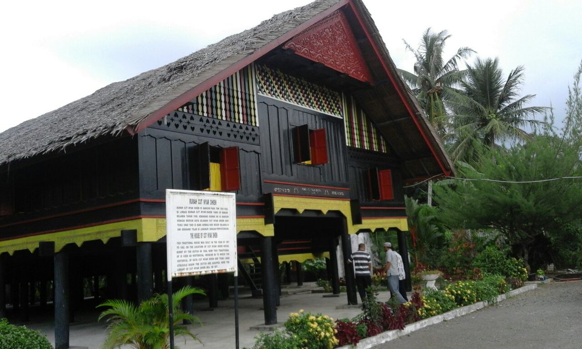 lasenas2018's tweet photo. Rmh CutNyakDien trletak diDesa Lampisang.Berbentuk rmh panggung dgn puluhan tiang kokoh sbg penyangga.Dindingnya tersusun dr bilahan papan brwrna gelap.Semakin menarik,sbb disudut2 rmh terukir ornamen khas Aceh. Agar terasa lebih sejuk,atap rmh disusun dr pelepah daun kelapa tua https://t.co/JZxzPO9CQm