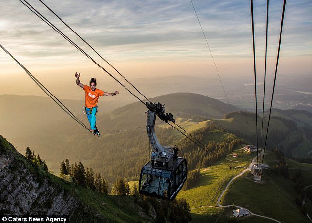 Veronique_Kanel's tweet image. Ce samedi #Estavayer-le-Lac accueillera le célèbre Samuel Volery, multi recordman mondial de #highline, pour un spectacle à couper le souffle lors du #slackevent. Initiation à la #slackline et aux jeux du cirque pour tous. bitly.com/2FS4qH7 @fribourgregion @FeminaCh
