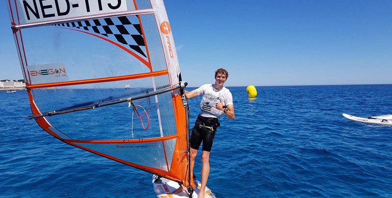 Windsurfer Luc Schmitz heeft zich na een spannende selectie gekwalificeerd voor de Jeugd Olympische Spelen. Lees hier alles over de reeks races, ervaring opdoen en de toekomstplannen van de ambitieuze zestienjarige ➡️ mi8.ly/fqfvri