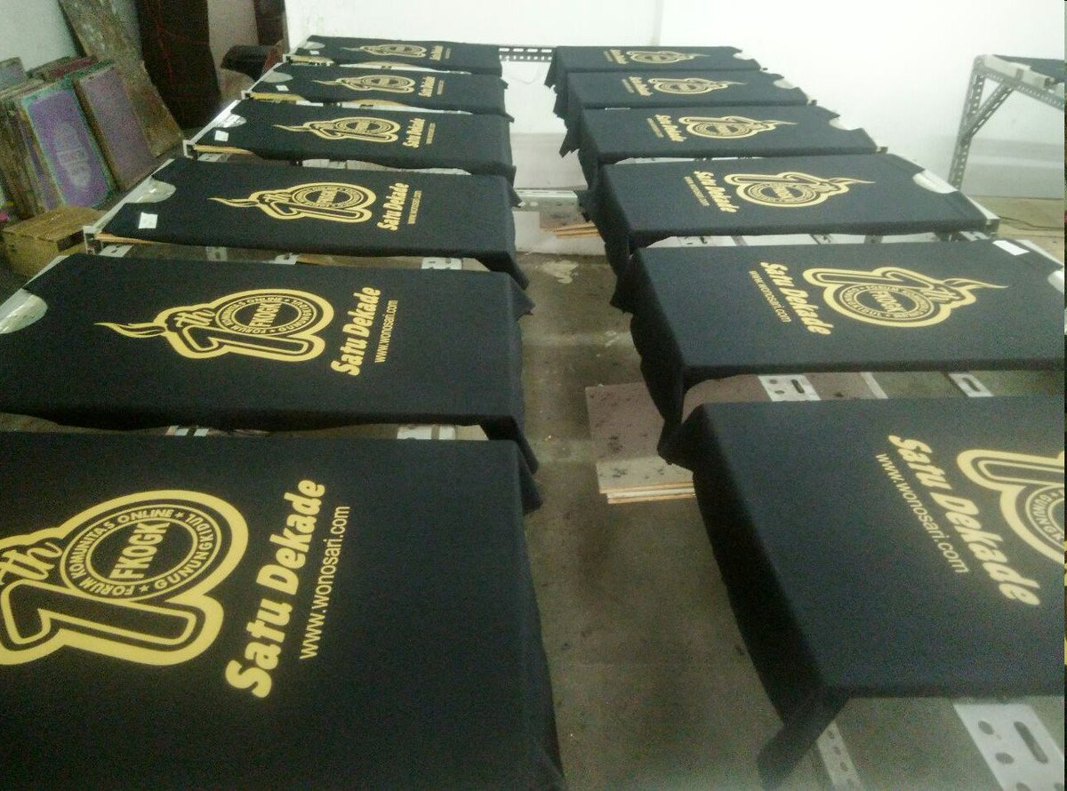 FKOGK's tweet photo. Sudah dalam tahap produksi, untuk kangmas lan mbakyu yg sudah melakukan pre-order kaos FKOGK edisi 1 Dekade, mohon ditunggu dengan sabar nggih... 🙏🙏🙏 https://t.co/wr0zWZNLzR