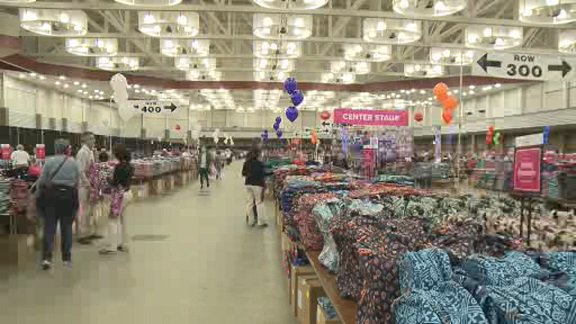 RodHissong's tweet image. It&apos;s time for the annual Vera Bradley Outlet Sale! We&apos;re LIVE at @acwmc with a preview of the 5-day event. #vbos

First News 5a-7a
wane.com/streaming
WANE Mobile