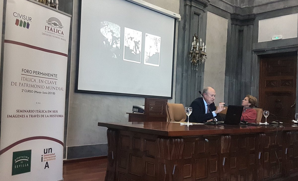 ItalicaPMundial's tweet photo. El arqueólogo Rdguez Hidalgo,ayer tarde, en su conferencia "Itálica en la Fotografía"(Foro Permanente Itálica).Preludio de la exposición de su amplia colección privada.Según Pilar León,que lo presentó,una "dedicación existencial". #italicapatrimoniomundial https://t.co/qSs7AftrCl