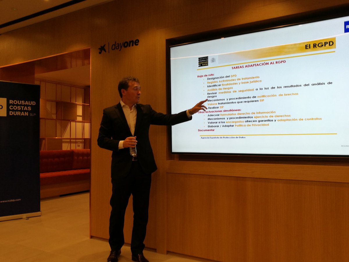 t_herrero's tweet photo. Conociendo las claves del nuevo #RGPD de la mano de @RCDslp: las políticas de privacidad han de ser claras y concisas #BTCtalks @bcntechcity https://t.co/pn7ahq7urF