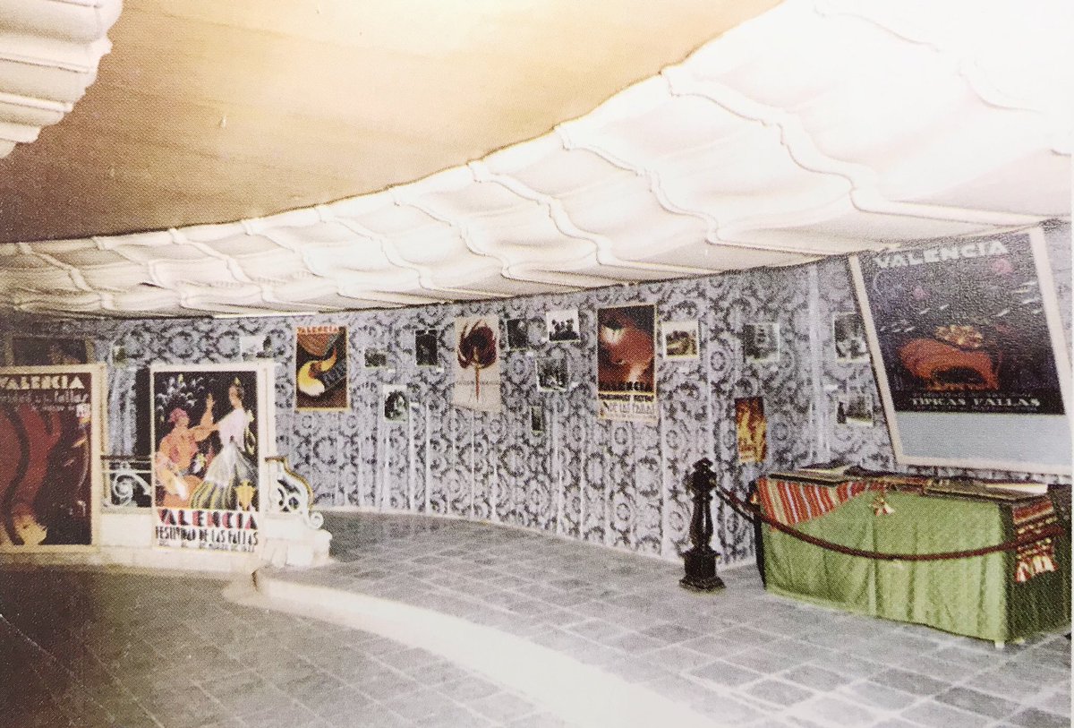 museufallervlc's tweet image. #Sabiesque enguany fa 50 anys de l'aparició del concepte "Museu Faller"? Abans s’anomenava Galeria Fallera i va ser Josep Alarte qui va introduir el concepte ‘Museu Faller’. Esta foto pertany a la sala de cartells del Museu Faller instal·lat al cine Rialto en l’any 1968.