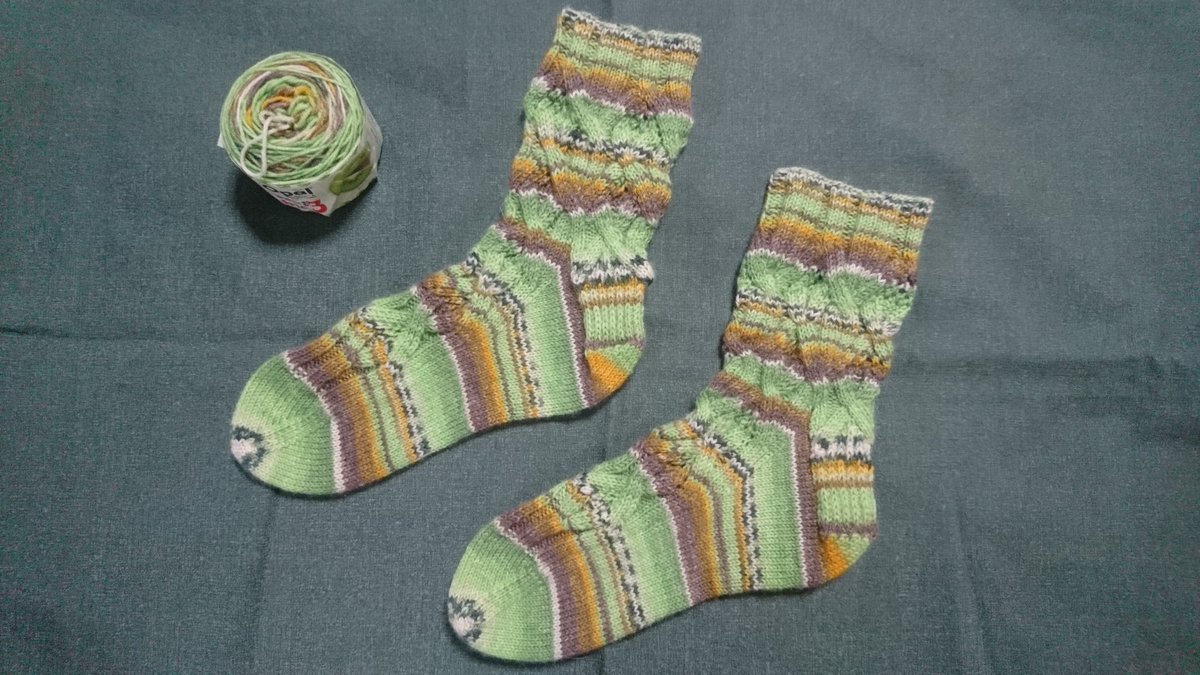 nanatsuhoshi's tweet image. できた、できたーよー♪
#cookieA さんの Eunice 、4足目～🍀
#OPAL毛糸 9124 Kiwi です。
キウイです！けしてイモ○シなどでは…そう見えてるのは私だけ？…(((^^;)
で、Eunice 揃えて記念撮影📷しましたよ。微妙に形がバラバラなのは、手加減と段数とソックブロッカーの違いかな。
#手編み靴下