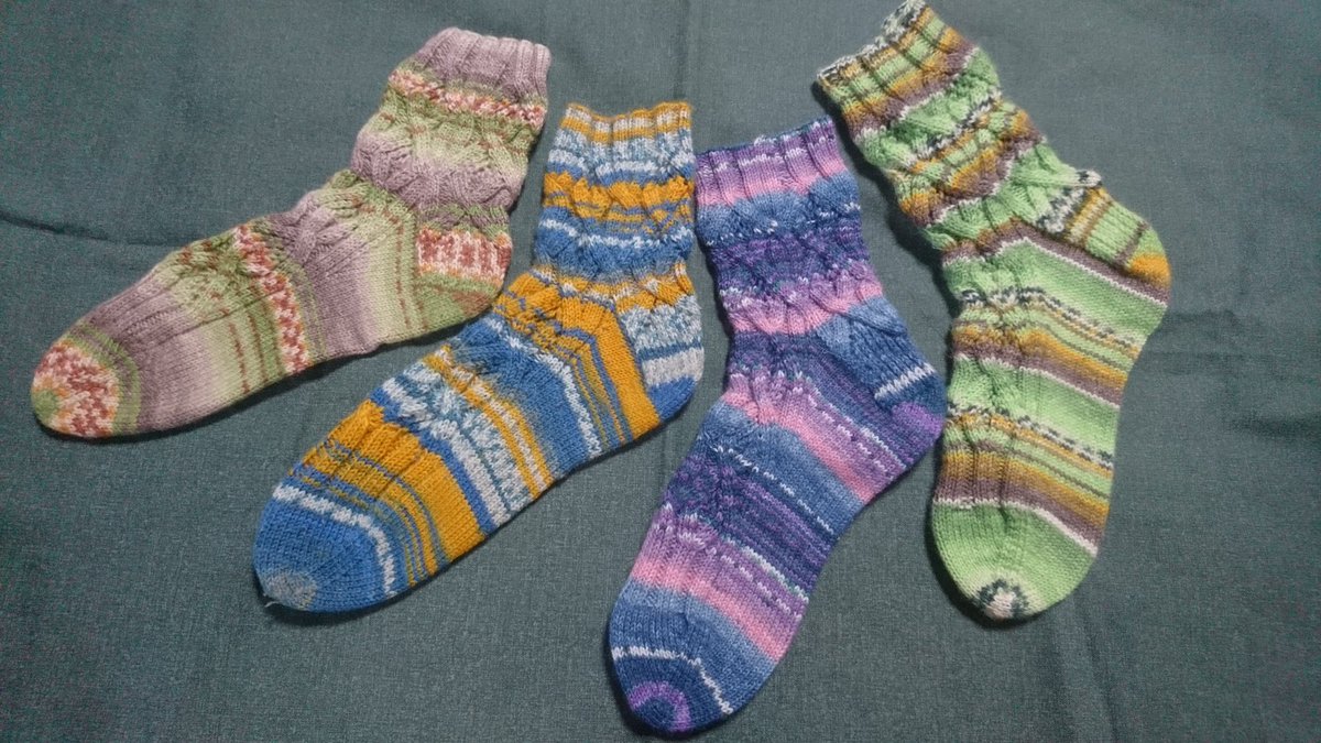 nanatsuhoshi's tweet image. できた、できたーよー♪
#cookieA さんの Eunice 、4足目～🍀
#OPAL毛糸 9124 Kiwi です。
キウイです！けしてイモ○シなどでは…そう見えてるのは私だけ？…(((^^;)
で、Eunice 揃えて記念撮影📷しましたよ。微妙に形がバラバラなのは、手加減と段数とソックブロッカーの違いかな。
#手編み靴下