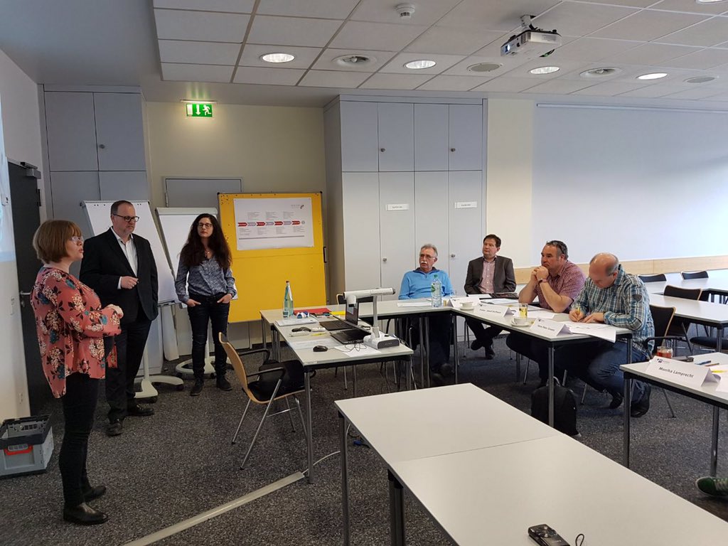 digitalinnrw's tweet photo. Heute startet unser 3-monatiger #BlendedLearning Kurs "Digital Manager Industrie" mit der IHK Ostwestfalen - Teilnehmer aus dem #Metallbau erarbeiten interaktiv digitale Lösungen für ihren #KMU Betrieb mit uns! #Qualifizieren40 #NeuesLernen #Digitallearning https://t.co/UX1av5RT5M