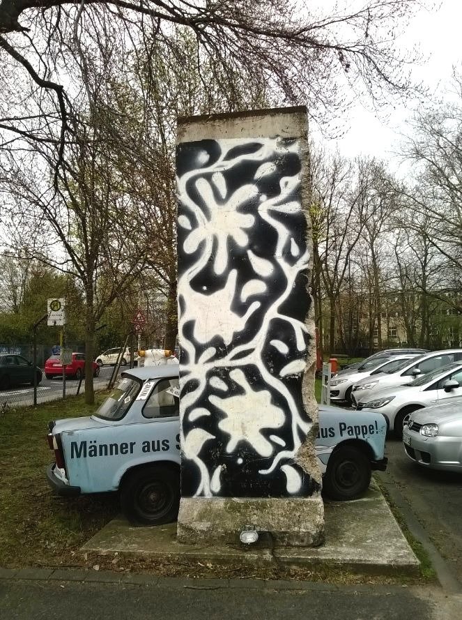 BaseCampBonn's tweet photo. Original so passiert: Ein kleines Mädchen macht bei uns Fotos mit seiner Kinderkamera. Mama: "Mach doch auch mal ein Bild von der Mauer. Dahinter steckt eine ganz wichtige Geschichte" - Die Kleine schaut hinter die Mauer und sagt: "Dahinter ist aber gar keine Geschichte!" 😄😄😄 https://t.co/Lhff3XjaxD