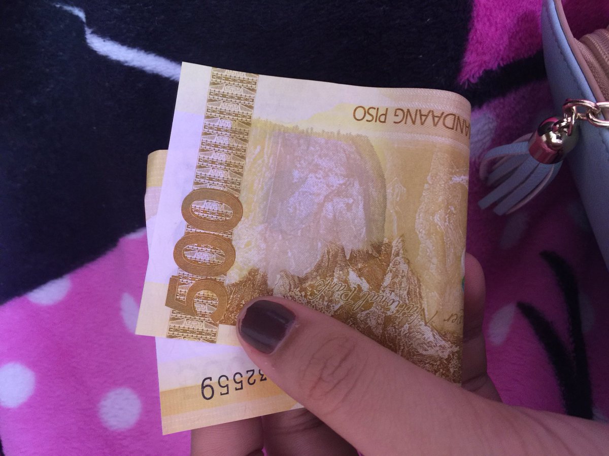 madridrara17's tweet photo. Legit super 🤘🏻 
Kagabi habang nasa car ako with mama and dada nasa likod lang ako nag phophone then na shookt ako na may inabot si mama na 500 pesos out of nowhere, astig HAHA 💛💸🤘🏻 https://t.co/lOGKK0LWO6