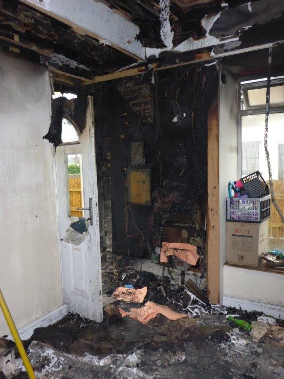 Family of five escape house fire in Drighlington after blaze broke out in electrical cupboard early yesterday morning. Seven year old daughter raises alarm and family get out unharmed. Fire engines from Cleckheaton and Morley attended. Read more: westyorksfire.gov.uk/news/family-es…