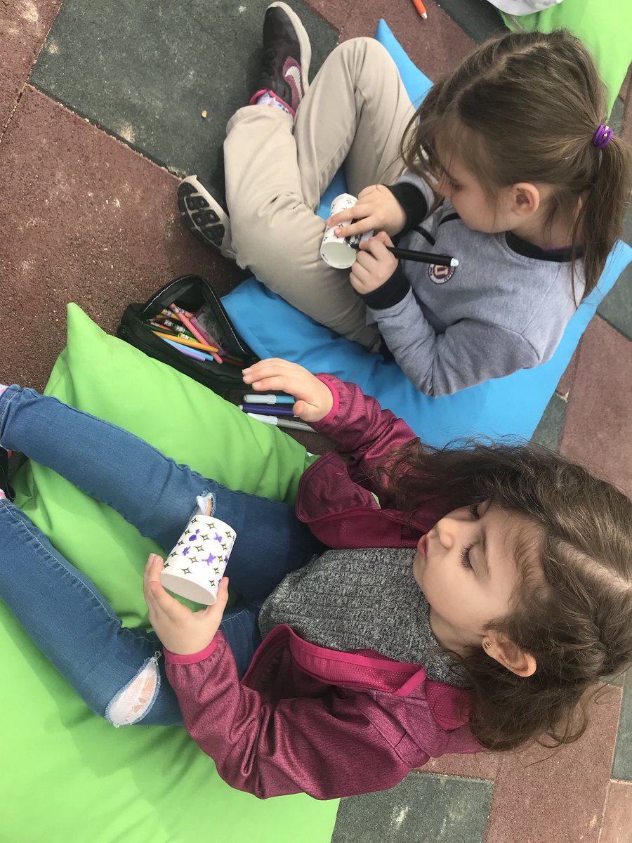 SenaYilmazer2's tweet photo. U-Ready kapsamında bugün Atelier dersimiz bahçede yapıldı. Keyifle maracaslarımızı boyadıktan sonra müzik öğretmenimiz ile beraber şarkılar söyleyip, dans ettik👨🏻‍🎨👩🏻‍🎨🍃🌺🌸 #ugurdasanatvar @ugurokulkurtkoy @Nuray_Tandel @DuyguluVeli https://t.co/Tyr6ydx3NB