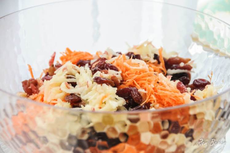 Bramley apples are not just for baking, they can be added to many dishes including salads. Try this tasty Polish Carrot and #apple #salad renbehan.com/2012/06/polish…