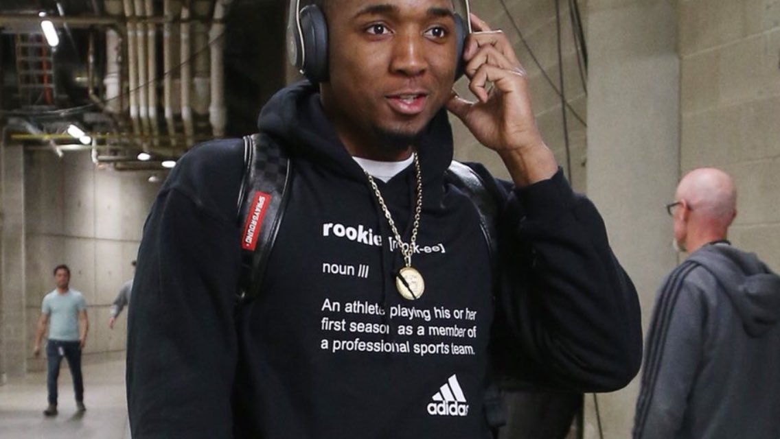 Sergio on Twitter: "Donovan Mitchell apareció ayer con esta sudadera. En el pecho, la definición de Rookie. que juega su primera temporada como miembro de un equipo profesional”. https://t.co/xsovecvQz3" /