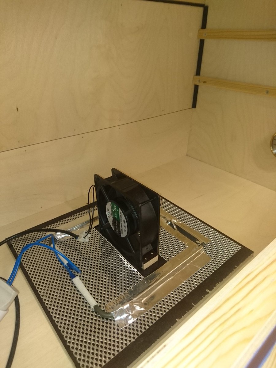 BuckfastDanish's tweet photo. First test run of the newborn incubator. #queenbreeding https://t.co/LO2QjuZuP0