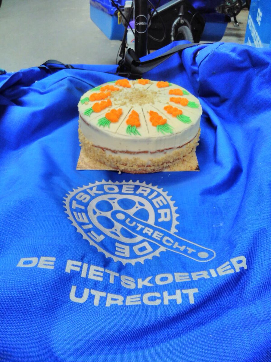 Heerlijke Vegan worteltaart en meer lekkere dingen van #zoetekoek nu ook bezorgd met <a href="/Fietskoerier030/">De Fietskoerier Utrecht</a>
