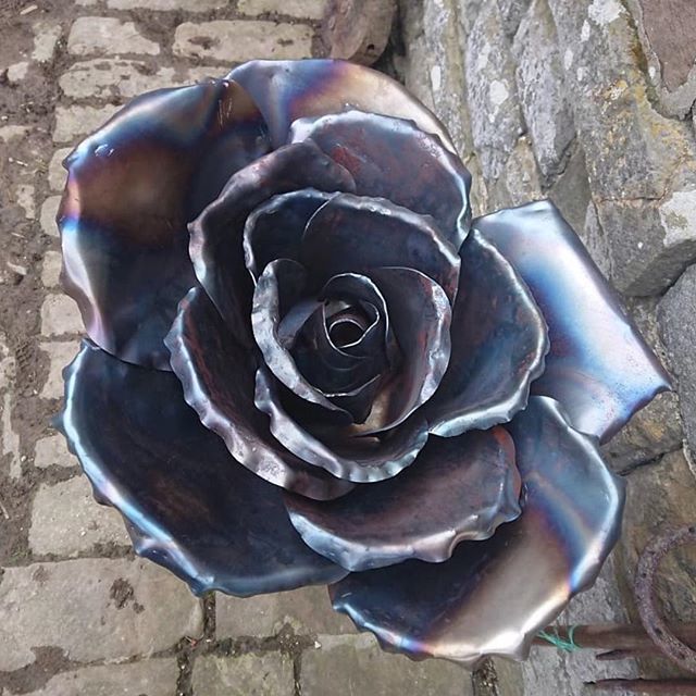 CharisWilliams's tweet photo. Gorgeous, massive steel rose for that weightlifting love in your life! 😜 Some seriously artistic forging here from @musthornhill 👌⚒
#whatdidyoumakewednesday .
.
#rose #steelrose #steelflower #metalrose #forgedrose #massivemetalrose #botanical #metal … https://t.co/Bcuyn3qSyc https://t.co/uRqEpoO4mf