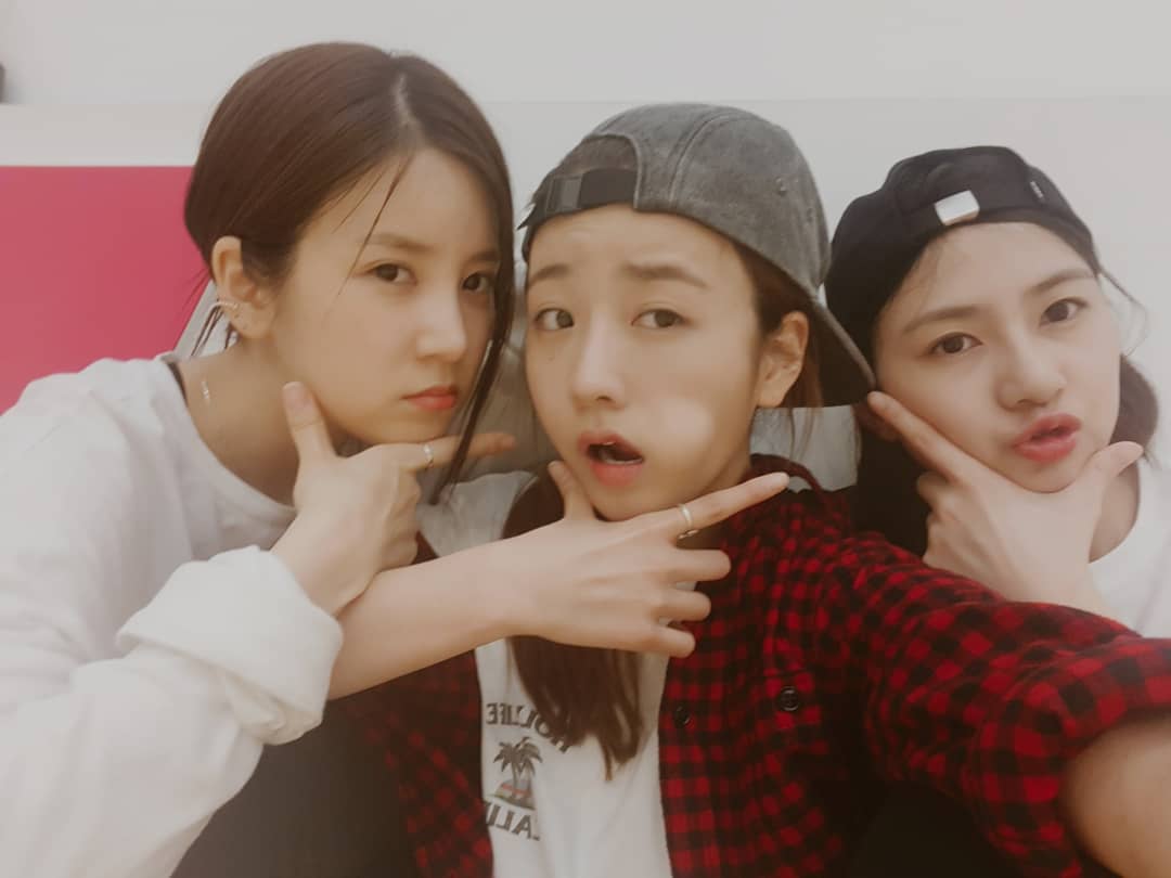 B2PMGG_'s tweet photo. [TRANS] Bomi's Instagram update with Chorong &amp; Hayoung.
"Come over here! Just wait and see. 😎😎 You better move aside." https://t.co/W7KAoBycqr