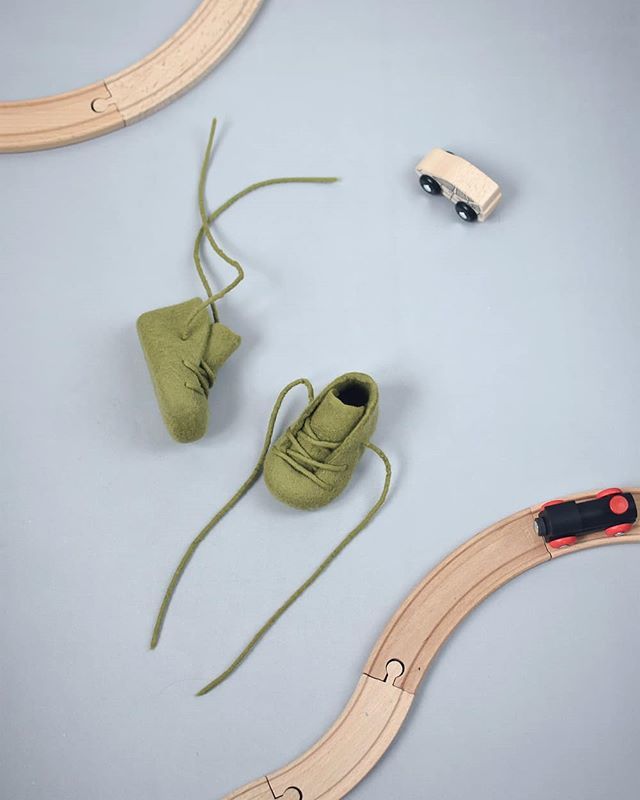 musiumuse's tweet photo. Some green for baby boy. Tiny shoes for tiny feet 🐢
#Etsy #etsykids #etsylithuania #babyboy #babybooties #green #purewool #merinowool #merinobooties #softbooties #newbornessentials #newbornlayette #filzschuhe #filz #kindermode #enfant #veltinis #vilna #kūdikiųbateliai #musiu… https://t.co/SZkNVrQkUN