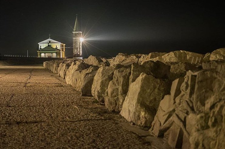 TurismoVeneto's tweet photo. Che sia estate o inverno, giorno o notte, è sempre affascinante raggiungere il santuario della #MadonnadellAngelo. Lì, dove il mare accarezza la spiaggia di #Caorle https://t.co/igvnVUjoEE #Visitveneto (foto IG https://t.co/UT1s1JnTTC) https://t.co/7ZMBPaa3Mp
