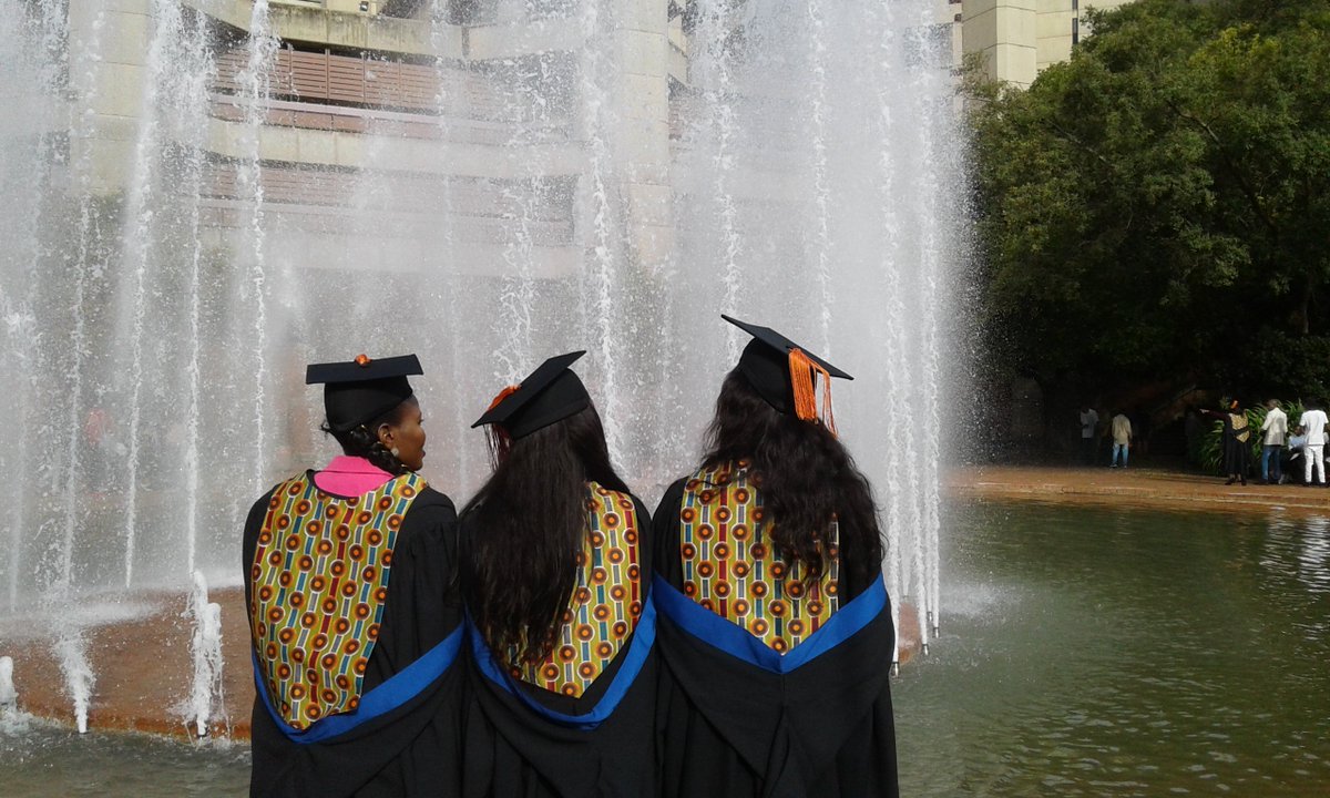 w_thipa's tweet photo. Just here to shake tables!!!! #UJGraduates ππππππ https://t.co/bDcJ2AtDpd