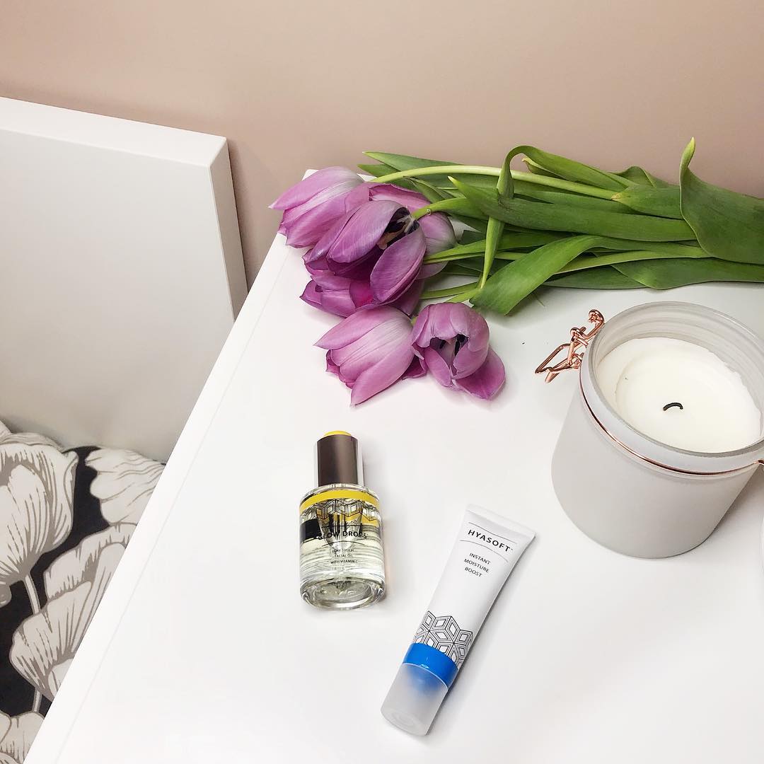 THEHEROPROJECT's tweet photo. I can’t believe that yesterday it was snowing in Scotland &amp; the rest of Europe enjoys sunny weather 🙈 I’m glad I got Glow Drops &amp; Instant Moisture Boost from @theheroprojectuk because it’s perfect set to keep your face moisturised during this cold wea ... https://t.co/oxoAEu6U59 https://t.co/P6B7potczn