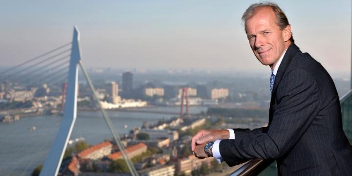 Shell_Nederland's tweet photo. Interview met Allard Castelein, CEO Havenbedrijf Rotterdam, in #ShellVenster. @HavenRotterdam pakt voorstrekkersrol bij energietransitie. https://t.co/uLuiz1oVWP https://t.co/cgrOjiAPOS