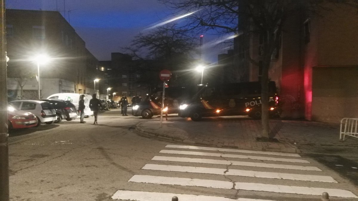 FonsiLoaiza's tweet photo. Terrorismo es desahuciar a una familia con niños en Vallekas. La @policia llegó encapuchada y con metralletas. https://t.co/ryuJfqYZUU