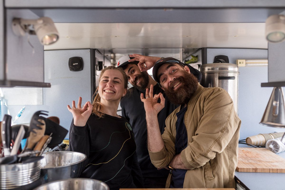 Freitag4Future's tweet photo. Cooking in a bus is impossible? @ueber_den_tellerrand_kochen proves the opposite. Delicious food from the bus kitchen combined with food for thought on the issue of #integration makes the perfect combination at #Integrationsbus
#DIP2018 
📸@sustainable.photography https://t.co/Ewsd93pSFi