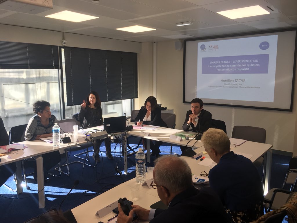 Aurelientache's tweet photo. Séminaire de travail avec les membres du Cercle Jeunes Destination Entreprises pour favoriser l’accès à l’emploi des jeunes des missions locales grâce au dispositif des #emploisfrancs.
@mozaikrh @medef @Minist_Travail https://t.co/b3czsoInQT