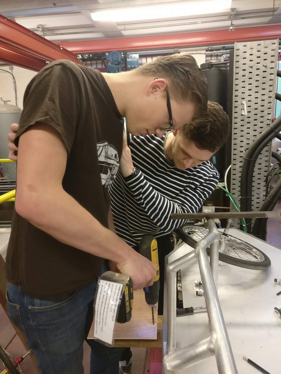 Chief drill man Jon Hatton passing on the baton to his eager apprentice Jake. Nothing can stop this man on his quest to learn #manonamission #greenpower